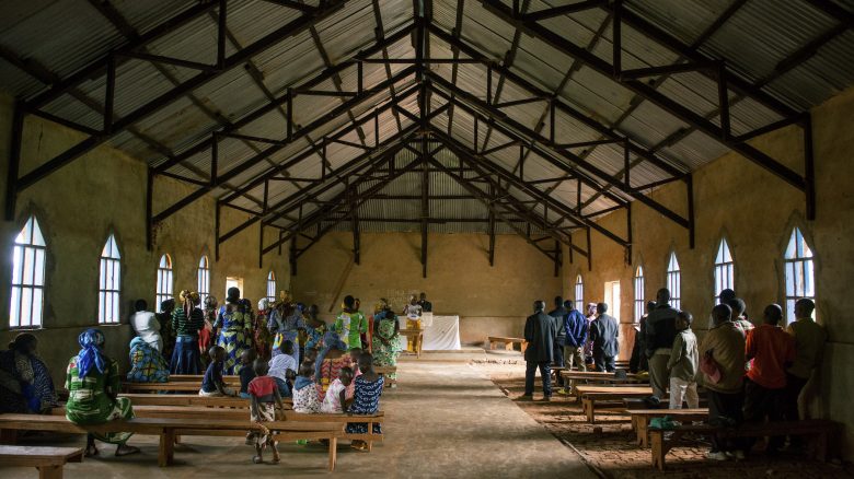 The church congregation gathers for the Sunday service in Kiwata, Democratic Republic of Congo, on 12 December 2021. Tearfund Canada continues to support several training and outreach programmes, with the help of CBCA, in the Democratic Republic of Congo in order to assist vulnerable communities out of poverty.