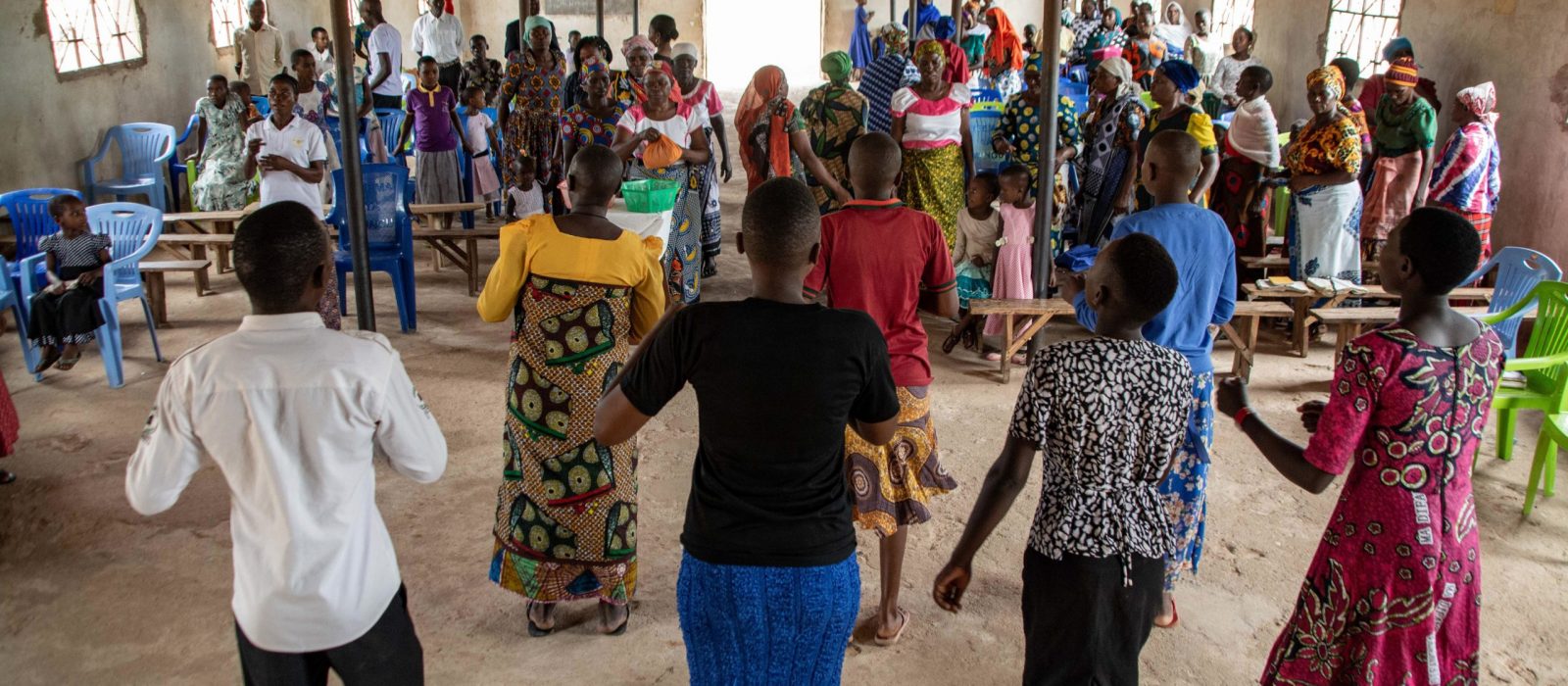 Faithful worshippers sing at church during mass in Dodoma, Tanzania, on 16 January 2022.
Tearfund Canada, through its Church-based Community Transformation, provides training in conservation agriculture and savings groups to farmers and their families.